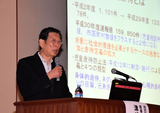 児童虐待の現状について話す児童虐待防止協会の津崎哲郎理事長＝神戸市中央区下山手通４