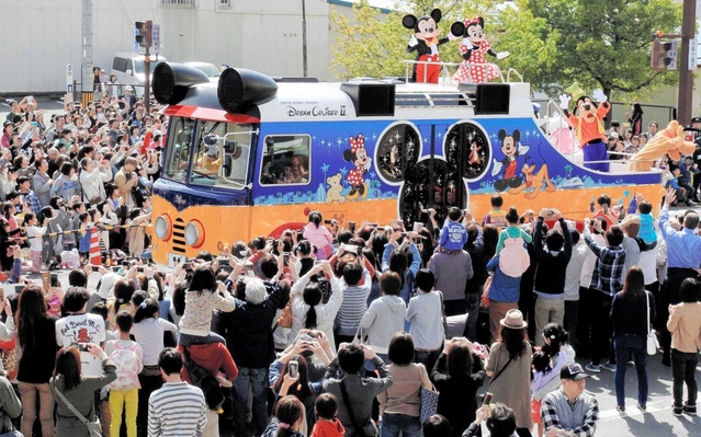 豊岡市の新市１０周年事業で登場したディズニーの人気キャラクター＝２０１５年、豊岡市大手町