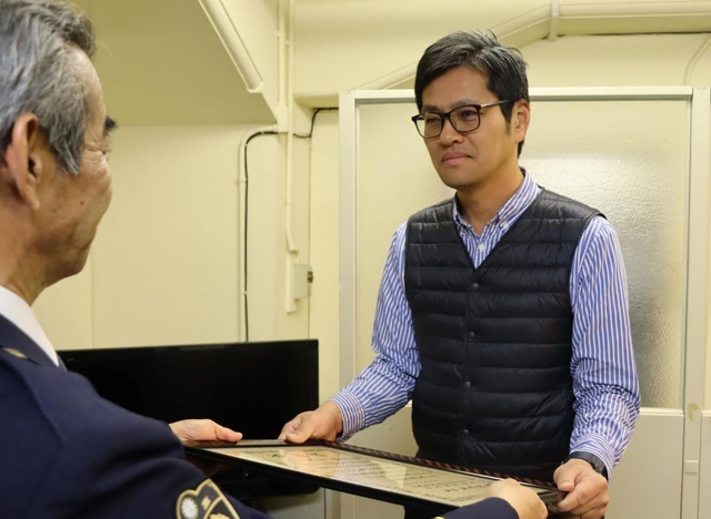 隊長感謝状を受け取る藤田和宏さん＝神戸市中央区、兵庫県警鉄道警察隊本部