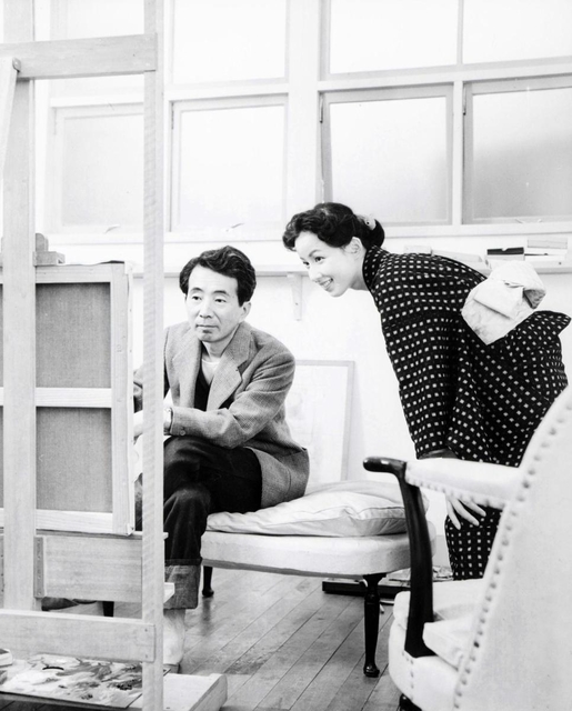 雑誌の表紙絵モデルになったとき、小磯良平の絵をのぞき込む八千草薫さん（１９５５年）＝神奈川・逗子の小磯アトリエ