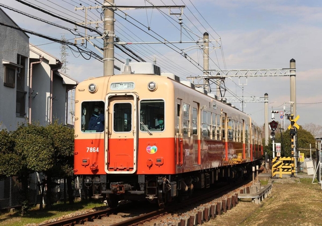 武庫川線を走る「赤胴車」＝２０日、西宮市上田東町（撮影・吉田敦史）