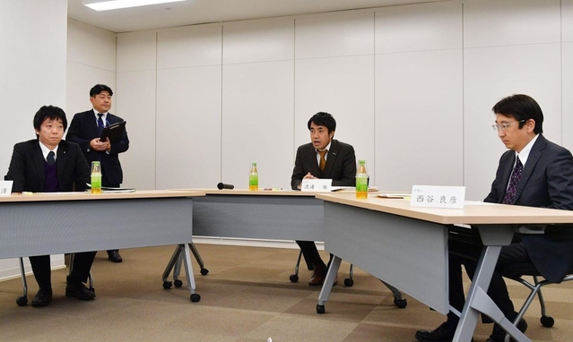 委員長ら３人が出席した外部調査委員会＝２１日午後、神戸市中央区東川崎町１、神戸市教育委員会事務局（撮影・秋山亮太）