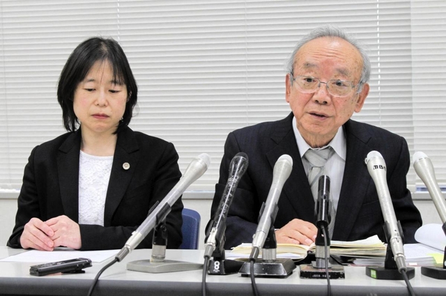和解について説明する野口善國弁護士（右）と福田和美弁護士＝２７日午後、神戸市中央区、神戸司法記者クラブ