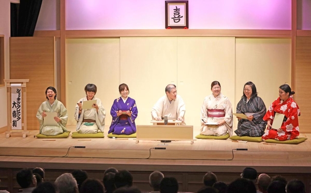 上方落語の新風、女性落語家の大喜利。（左から）露の瑞（みずほ）さん、笑福亭縁さん、月亭八織さん、桂文太さん、露の棗（なつめ）さん、桂鞠輔（まりすけ）さん、桂ぽんぽ娘さん＝神戸新開地・喜楽館（撮影・辰巳直之）