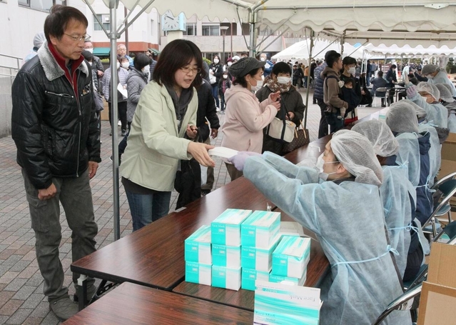 市職員からマスクを受け取る市民＝２９日午前、小野市王子町