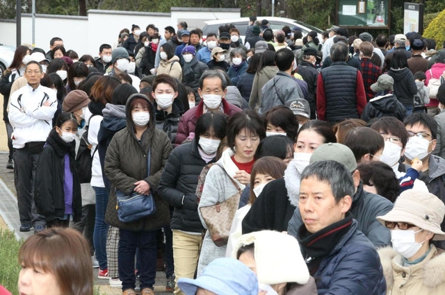 無料配布されるマスクを手に入れるため並ぶ市民＝小野市王子町