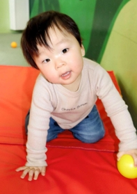 マットの上で遊ぶ悠仁ちゃん（１）