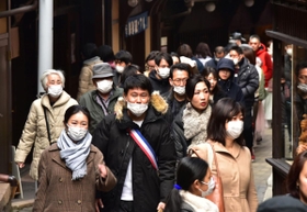 有馬温泉を散策する観光客ら。マスク姿の人が目立った＝２日午後、神戸市北区有馬町（撮影・秋山亮太）