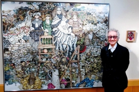 個展で自作の横に立つ画家石阪春生さん＝２０１５年５月、神戸市中央区