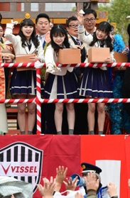 令和初の節分神事で豆まきをするＮＭＢ４８のメンバーら＝神戸市中央区下山手通１、生田神社（撮影・秋山亮太）