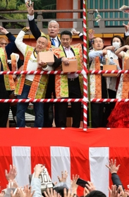 令和初の節分神事で豆まきをする松村邦洋さん（手前左）、大八木淳史さん（中央奥）ら。バラエティー番組で人気となった元将棋棋士の桐谷広人さん（右から２人目）も参加した＝神戸市中央区下山手通１、生田神社（撮影・秋山亮太）