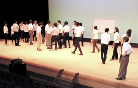 平田さんを講師に迎え、小中学校教員向けに行われた研修＝豊岡市民会館（２０１５年８月）