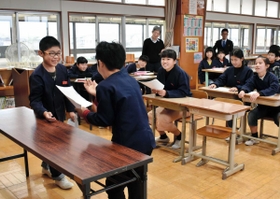 クラスメートの前で発表する児童たち＝中筋小