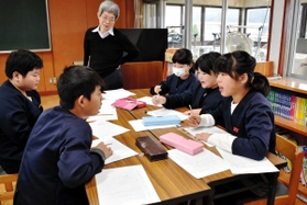 「転入生は外国から来たことにしてみよう」「じゃあ言葉はどうする？」－。せりふを考える子どもたちを平田オリザさんが見守る＝中筋小
