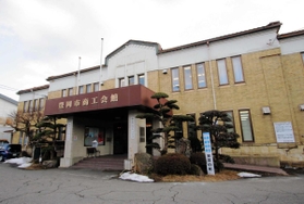 青年団の拠点「江原河畔劇場」となる改修前の豊岡市商工会館（２０１８年２月）＝豊岡市日高町日置