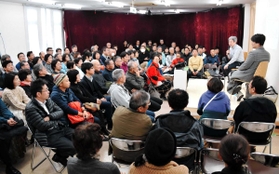 平田オリザさんらの対談を聞きに集まった地元住民ら＝豊岡市日高町日置