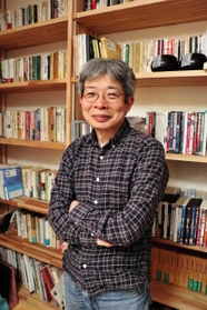 自宅の書斎で、演劇の力や教育との関係などについて語る平田オリザさん＝豊岡市内（撮影・末吉佳希）