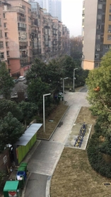 夫のマンションから見える街には人影がない＝５日、中国湖北省武漢市（女性提供）