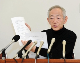 被災者の証言集作りに向けて寄付を呼び掛ける牧秀一さん＝５日午後、神戸市役所（撮影・中西幸大）