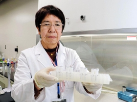 新型コロナウイルス用の試薬を手にする秋山由美感染症部長＝県立健康科学研究所