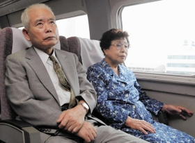 小泉首相の訪朝に合わせ、新幹線で東京に向かう有本明弘、嘉代子さん夫妻＝２００２年９月１５日