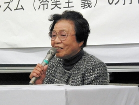 神戸大学で講演する有本恵子さんの母親の嘉代子さん＝２００２年１１月１０日、神戸市灘区の神戸大学