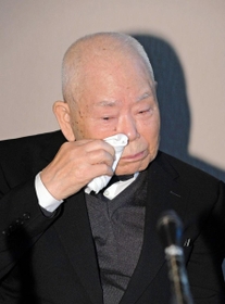 涙をぬぐいながら会見に臨む有本嘉代子さんの夫・明弘さん＝６日午後、神戸市兵庫区新開地３、平安祭典神戸会館（撮影・後藤亮平）