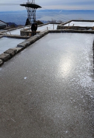 寒波到来。天然の氷を作る「氷棚」に厚い氷が張った＝７日午前、神戸市灘区六甲山町、六甲ガーデンテラス（撮影・鈴木雅之）
