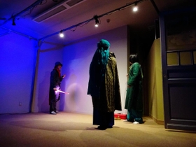 １月にあったワークショップで劇を披露する子どもたち（大平さん提供）