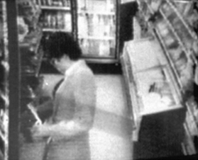 青酸入り菓子がコンビニに置かれた際、防犯カメラに写った男＝１９８４年１０月１５日