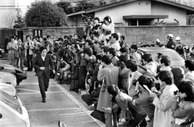 誘拐された江崎勝久グリコ社長が自力脱出。６５時間ぶりに保護され高槻署から甲子園署へ向かった＝１９８４（昭和５９）年３月２１日、大阪府高槻市の高槻署