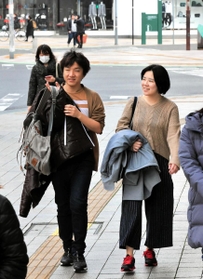 軽装になって歩く人たち＝１３日午前、神戸・元町