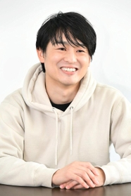 「父の楽曲と自分の音楽観を融合させていく」と誓う尾崎裕哉＝神戸新聞社（撮影・秋山亮太）