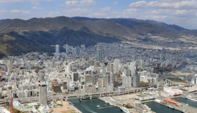 六甲山系の山々を背に広がる神戸の市街地＝２０１９年４月