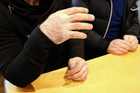 「同胞がひどい状況に置かれていることを知ってほしい」。取材に応じたクルド人男性＝兵庫県内