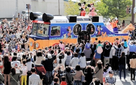 豊岡市の新市１０周年事業で登場したディズニーの人気キャラクター＝２０１５年、豊岡市大手町