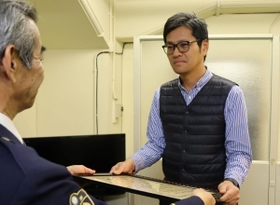隊長感謝状を受け取る藤田和宏さん＝神戸市中央区、兵庫県警鉄道警察隊本部