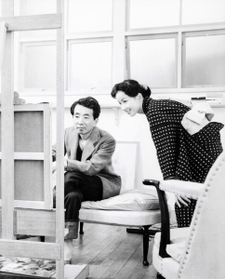 雑誌の表紙絵モデルになったとき、小磯良平の絵をのぞき込む八千草薫さん（１９５５年）＝神奈川・逗子の小磯アトリエ