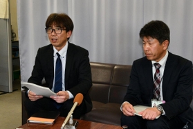 姫路城マラソンが中止になったことを説明する市の担当者＝１９日午後、姫路市役所