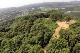 山頂に位置する白巣城跡。大阪湾や播磨灘も一望できる要衝だったとされる（兵庫県教育委員会提供）