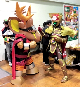 全国鳥獣被害対策サミットでお披露目されたジビエマン（右）とシカジロウ＝東京都千代田区霞が関１（兵庫県提供）