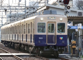 阪神本線で普通電車として走る「青胴車」＝２０日、芦屋市打出小槌町（撮影・吉田敦史）