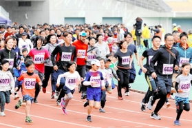 子どもらが参加した前回のみっきぃふれあいマラソン＝２０１９年３月、三木総合防災公園陸上競技場