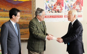 井戸敏三知事（右）に「ひょうごツーリズム戦略」を手渡すひょうご観光本部の西村肇理事長（中央）と戦略推進会議の高士薫座長＝兵庫県庁