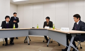 委員長ら３人が出席した外部調査委員会＝２１日午後、神戸市中央区東川崎町１、神戸市教育委員会事務局（撮影・秋山亮太）