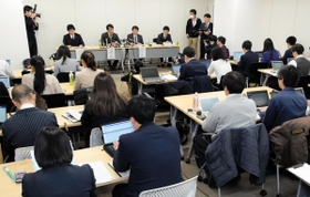 報告書提出後、会見する調査委のメンバー＝中央区東川崎町１（撮影・後藤亮平）