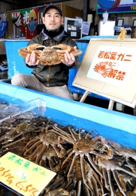但馬漁協直営店「かに一番館」で販売されるミズガニ＝兵庫県香美町香住区沖浦