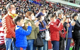 サッカーのＪリーグ１部ヴィッセル神戸の開幕戦。観客やスタジアム見学ツアーの参加者にはマスク姿が目立った＝２月２３日、ノエビアスタジアム神戸