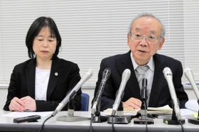 和解について説明する野口善國弁護士（右）と福田和美弁護士＝２７日午後、神戸市中央区、神戸司法記者クラブ