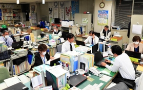 全国一斉の休校要請を受け、対応に追われる兵庫県教育委員会の職員ら＝２７日夜、神戸市中央区下山手通５、県教委（撮影・斎藤雅志）